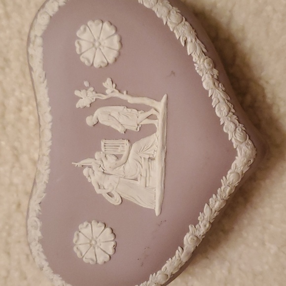 Classic Wedgewood Rare Lilac Color Jasperware Heart Shaped Trinket Box/Lid - Picture 14 of 15